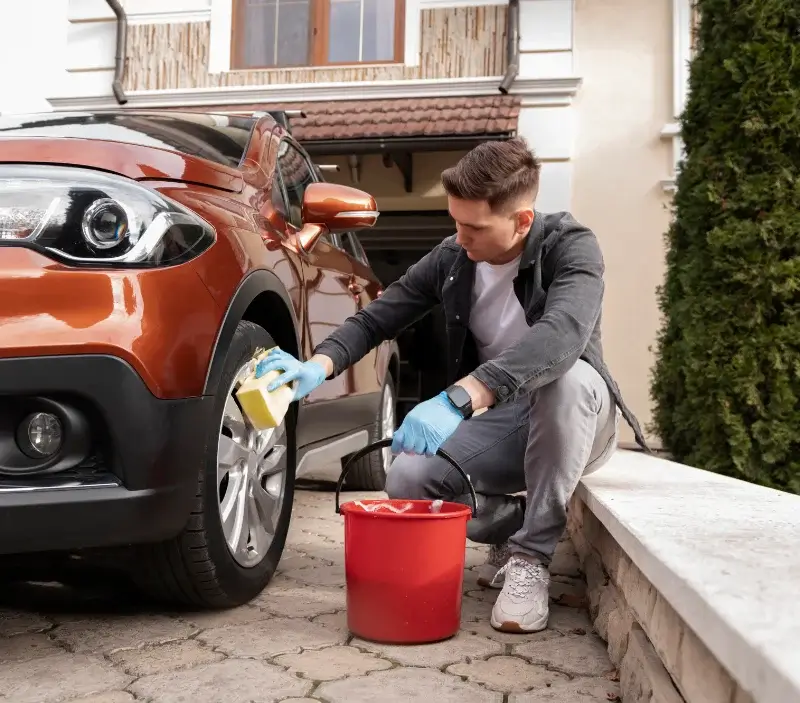 Lavage auto à domicile Merten : professionnel intervenant sur un véhicule
